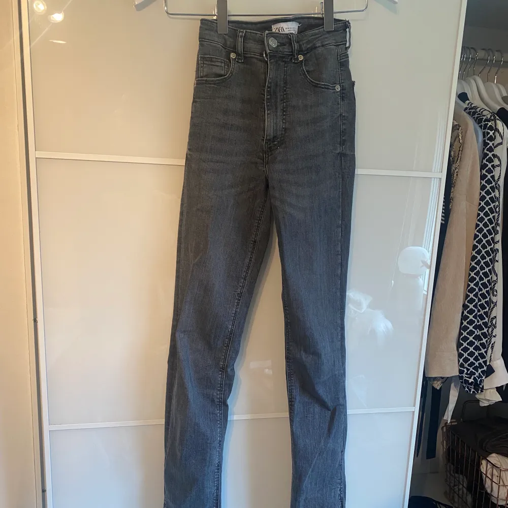 gråa tajta jeans med slits från zara, använda fåtal gånger. frakt ingår inte i priset. Jeans & Byxor.