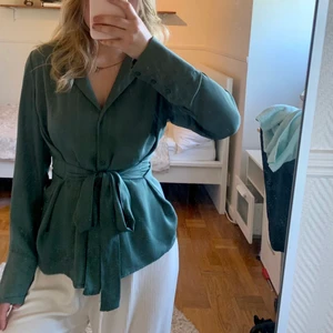 Blus Skjorta Gina strl. 34 - Gröngrå blus/skjorta från Gina Tricot i storlek 34/XS.