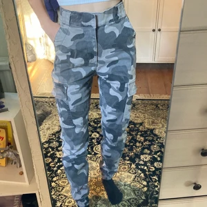 Högmidjade byxor  - Högmidjade, gråa cargo byxor från Hollister🙌🏼 Sitter väldigt snyggt i midjan. Bilden där jag bär dem visar den rätta färgen! Aldrig använda då dem är lite för stora för mig. 