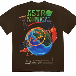 Travis Scott Astronomical T Shirt - Brun Travis Scott T Shirt från Fortnite eventet 2020. Använd fåtal gånger. 