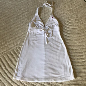 Sommarklänning Ralph Lauren - Superfin Ralph Lauren klänning i vit frotté med rosa logga. 