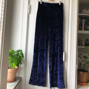 Blå sammetsbyxa med raka ben✨💙 - Aldrig använda mjuka byxor med stretch från NLY TREND by Nelly!  •Storlek: S  •Byxlängd/innersöm: 75 cm  •Färg: Blåa men lite mer lila än på bilden