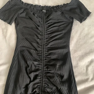 Offshoulder klänning från shein storlek xs - Helt ny offshoulder klänning från shein, storlek XS. 100kr