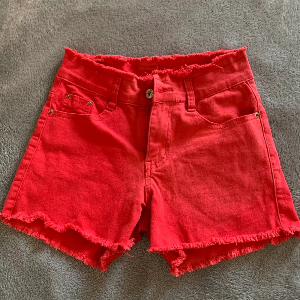 Ett par röda shorts, köpta i Spanien. Storlek XS. Frakt kan diskuteras, måste ej vara spårbart. . Shorts.