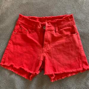 Ett par röda shorts, köpta i Spanien. Storlek XS. Frakt kan diskuteras, måste ej vara spårbart. 