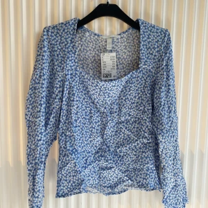 H&M topp - Helt ny topp från h&m, endast testat och har glömt bort att lämna tillbaka den. Ingen bra bild då den är skrynklig men materialet är i silke och är otroligt fin! 