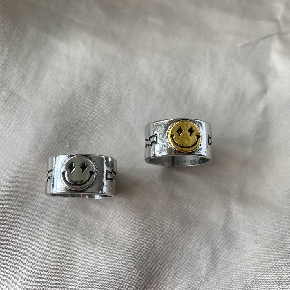 Sjukt fina ringar! De är s925 märkta, alltså att de tål vatten! Jag köpte ringarna på Zend-Details! Jag har aldrig använt ringarna! 💘💗 +12kr frakt! . Accessoarer.
