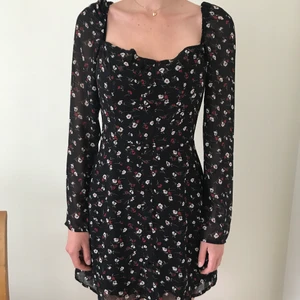 Missguided cute blommig klänning  - Fett söt svart blommig klänning från missguided, goth witch bitch vibes 👻 långärmad, dragkedja i ryggen, puffärmar