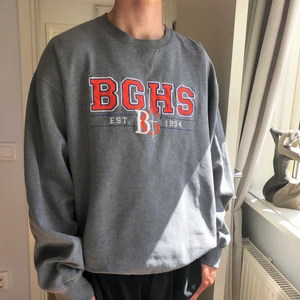 Vintage Tröj - Vintage Tröja ”BGHS” i storlek XL. Person på bilden är 184cm. Hör av dig om du har några frågor eller vill ha fler bilder/mått på plagget✌🏼