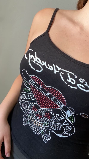 ed hardy linne - BUDGIVNING PGA STORT INTRESSE!                                                Säljer mitt kära ed hardy-linne eftersom det inte är min stil längre 🤍 linnet är i jättebra skick, inga för ögat synliga fel/skavanker. enligt lappen är det storlek M, men jag skulle säga att linnet är lite litet i storleken. fraktar eller möts upp i centrala stockholm!