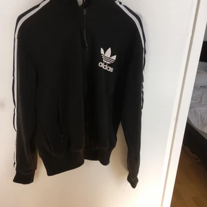 Adidas hoodie - Supersnygg med vintage stuk.