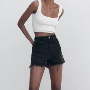 Zara highwaisted jeans shorts svart - Helt nya svarta jeansshorts från zara som jag beställde online. Storlek 40 eller M. För små för mig så säljer här 