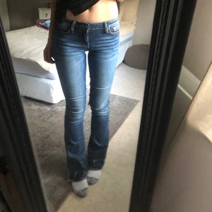 Lågmidjade bootcut jeans - Från crocker, har sytt på extra tyg där nere som man kan sprätta upp, jag är 174, passar xs-s