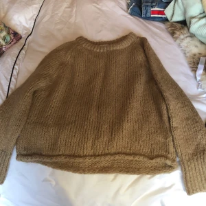 Zara tröja  - Nästan ny zara tröja. Jättesnygg till vintern eller kalla sommarkvällar. Säljs inte längre. 