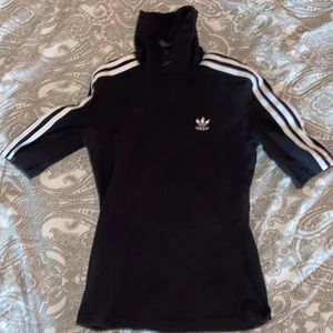 Adidas Polo tröja  - Bra skick, litet smink märke vid kragen (syns knappt)