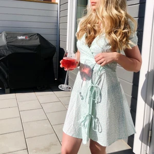 Klänning med knytning  - Klänning från Nakd köpt förra sommaren. Knyts som man vill på tre ställen. Storlek 32 men passar absolut 34 också, som jag är i vanliga fall! Vid flera intresserade kör jag högsta bud. Skicka vid funderingar🌸🌼 (använd 1 kväll) 