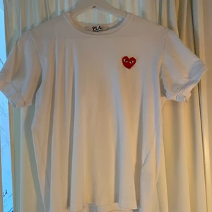 Vit COMME DES GARÇONS t-shirt - Vit COMME DES GARÇONS t-shirt, i gott skick. Väldigt liten i storleken, som en S.