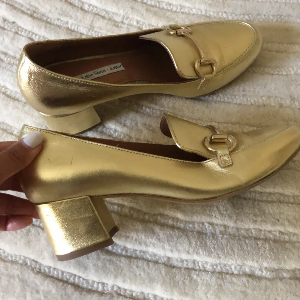 Gucciinspirerade heta guldloafers från &OtherStories i finaste skinn. Perfekta till sommarens alla outfits. Skor.