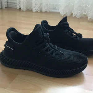 Shein  - Jag älskar de här skorna men det är inte riktigt min still. De sååå sköna att gå i, jag är ledsen över att jag måste sälja dem.. När jag köpte skorna kostade dem 299(300kr).