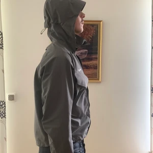 Simms freestone jacka grå - simms freestone jacka, hållbar och i prima skick inga tecken på att den är använd, helt vattentät goretex tål vindar extremt bra. Ny pris 3500kr. Mångsidig jacka som skyddar mot väder och är den perfekta fiskejackan. Jag är 180 och har size s.