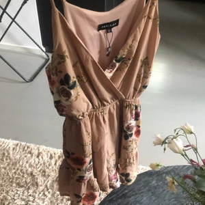 Jumpsuit blommiga - Båda är oanvända i bra skick. Den i färgen rosa är i storlek 38 och är från Parisian. Den vita är i storlek L och är från Dennis Maglic. Kan köpas för sig.