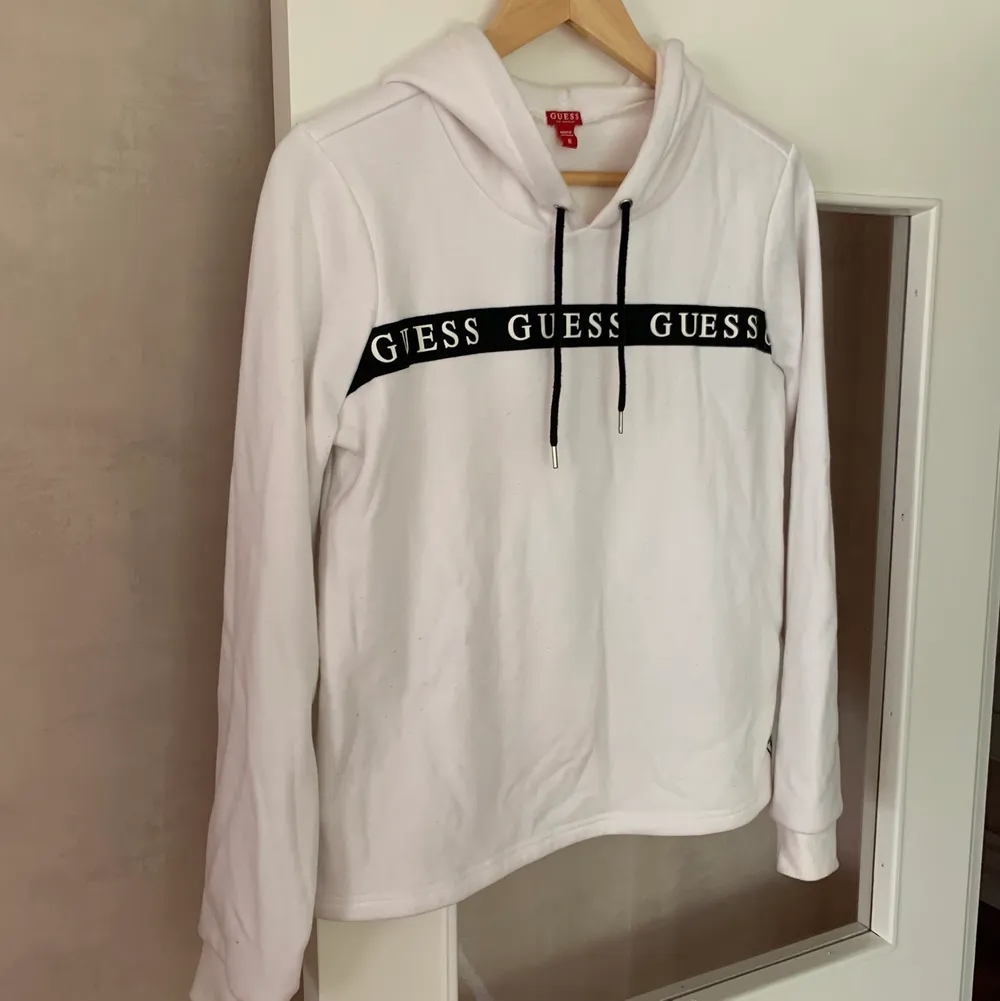 Mysig hoodie från Guess i storlek M, känns som att ha på sig en filt (kolla sista bilden). Använd 1-2 gånger och är i väldigt gott skick.. Hoodies.