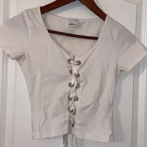 Sjukt snygg vit tröja med snörning från bikbok i storlek xs 