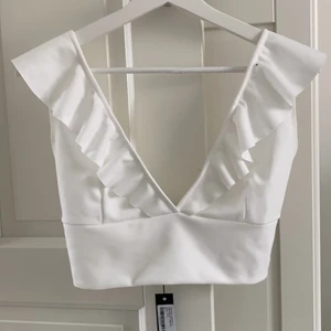 Sommartopp  - Oanvänd superfin sommartopp från Nelly, prislapp är kvar! 100kr + frakt 