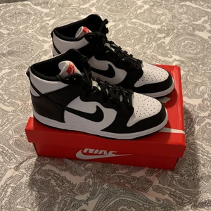 Nike Dunk High - Hej 👋🏽 Säljer ett par helt nya Nike Dunks i storlek 38. Köpta från hemisdan JD Sports, kvitto finns!  Hojta om du vill ha fler bilder eller har några frågor. Tack! 💫 
