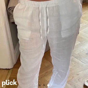 Linnebyxor strl S - Jättefina linnebyxor som tyvärr är för stora för mig:(. De är i fint skick och i storlek S. Jag är ca 166 och de går till hälarna på mig. Bilderna är lånade. Frakt ingår inte.