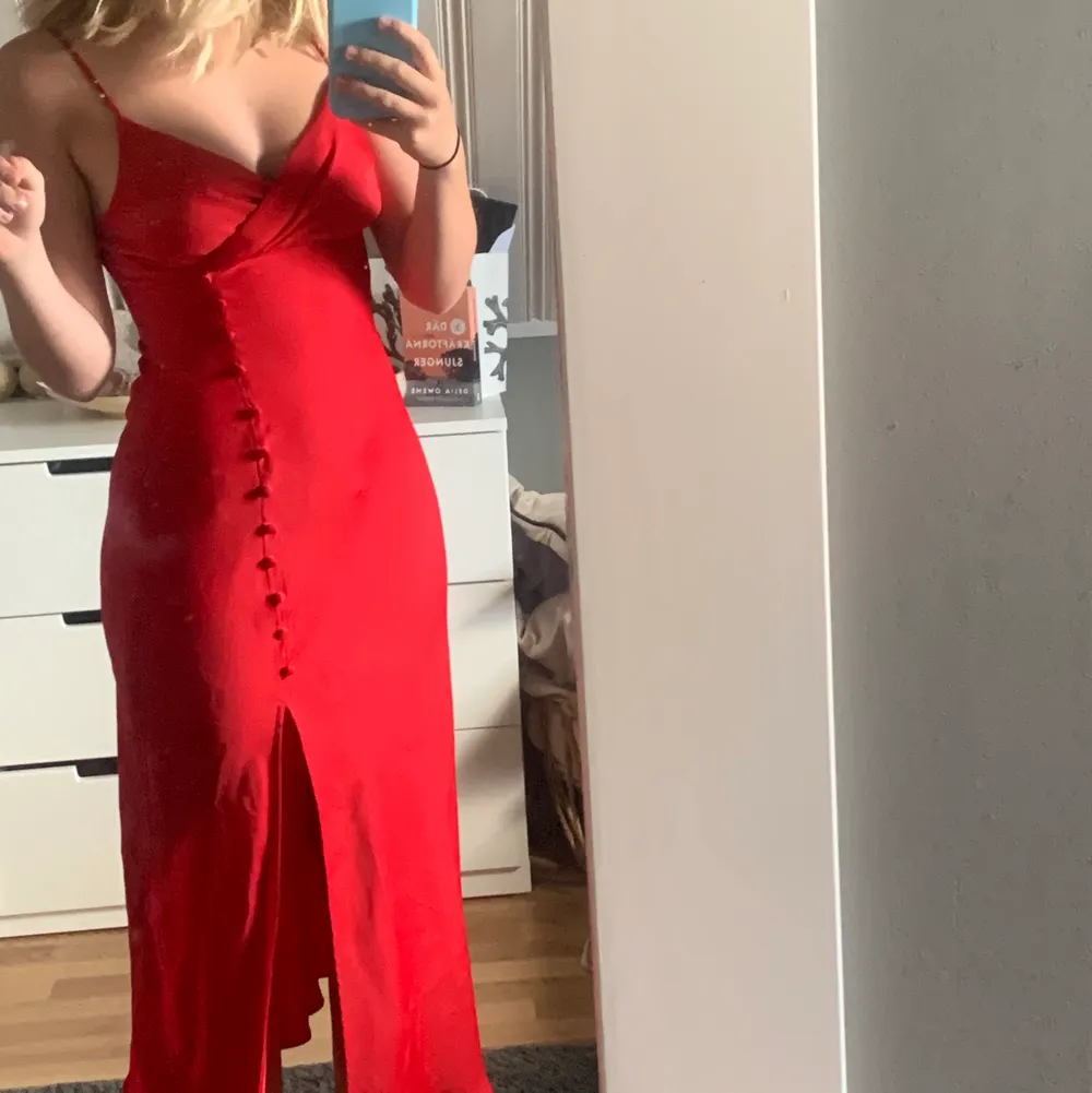 Säljer denna jättefina röda klänning i satin😊 använd en gång så är i mycket bra skick!. Klänningar.