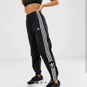 Byxor adidas  - Knappt använda 