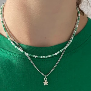 Halsband  - Halsband i olika designs 🌱 Pärlhalsbandet kostar 50kr gratis (SLUTSÅLD i denna färg)  frakt och stjärnhalsbandet 52kr gratis frakt 💝 