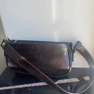 Väskan från asos  - En väldigt fin och oanvänd väska från asos. Väskan är orm imiterad. 