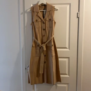 skjortklänning - En helt ny beige skjortklänning. Storlek 36. Aldrig använd, fortfarande prislappar på.