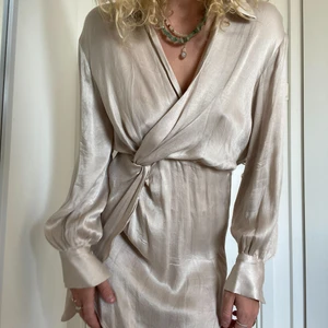 Klänning  - Silvrig klänning i siden 