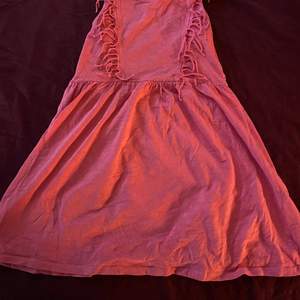 Säljer en rosa klänning! Kan hämtas eller fraktas ! Då står köparen för frakten!