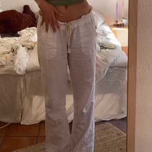 Linnebyxor - Dem perfekta linnebyxorna från Roxy. Endast använda ett fåtal gånger. Dem är i strl L men sitter snyggt oversized på mig som brukar ha xs/s. Helt slutsålda! Endast intressekoll, vill bara sälja vid bra pris🥰 skriv vid frågor!