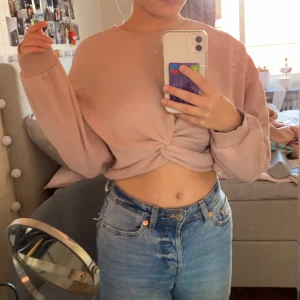 Rosa topp  - Denna är endast testad och säljer den för att jag inte tyckte att de va min stil. Tröjan har ett skönt material och är ganska tjock vilket är skönt till sommarkvällar. 