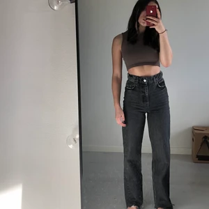 ZARA jeans ZW 90s FULL LENGTH - De populära ZARA jeansen med hög midja! Är i fint skick, men kommer inte längre till användning. Nypris: 399kr, frakt tillkommer! Hör av er vid intresse 🤎