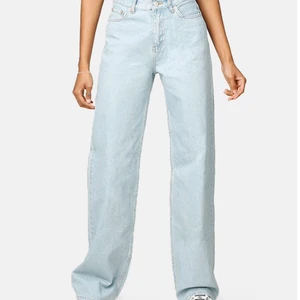 Junkyard jeans - Säljer nu min ljus blåa ju junkyard jeans som jag knappast har använt💙 det är storlek 24 hör av dig vid några frågor annars är det bara att buda