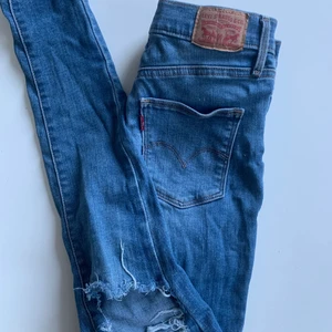 Slitna byxor  - Slimming super skinny. Slitna livi’s byxor. Nypris 1199:-