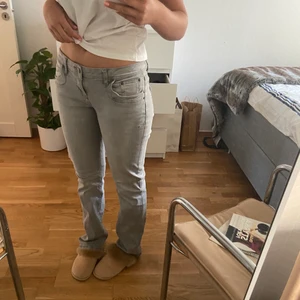 Lågmidjade jeans - Säljer dessa supersnygga och trendiga jeans från Zalando (LTB valerie) då jag köpte dem i fel storlek. Använda men i gott skick!💓 storlek 30x34 och dom är helt slutsålda i den storleken på Zalando! 💗 dom är stora i storleken!