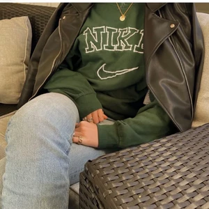 Nike sweatshirt - En mörkgrön sweatshirt med nike tryck inbroderat. Den är i storleken S/M.😇😇 Budgivning i kommentarerna Frakten kostar istället 66kr🤍