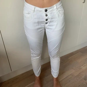 VITA BYXOR  - Vita byxor i ett tunt material 🤍☁️ low-waist 