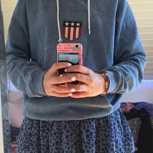 Gant  - Jag säljer en gant hoddie för att den ej kommer t användning. Snöret är lite sönder. Annars så är den jättefin.