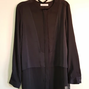 Super snygg blus från Samsøe Samsøe - Samsøe Samsøe blus med see through detaljer i ny skick. Stl M, 100% polyester. Betalning sker genom swish och köparen står för frakten😁