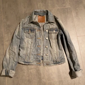 Jeansjacka från ginatricot  - Jeansjacka från ginatricot i strl xs