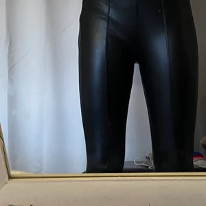 Läder byxor  - Säljer mina as coola skinn byxor (ej äkta skinn) storlek 36/S