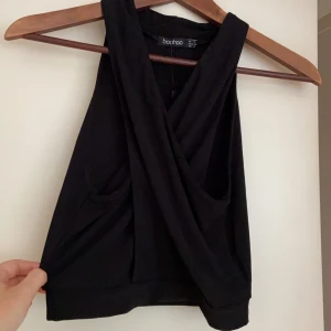 Linne för fest  - Snyggt linne för festligare tillfällen. Aldrig använd. Storlek 40 men lite liten i storlek så skulle säga att det är mer storlek 38. 